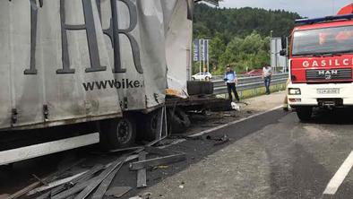 Kaotičen dan na avtocestah: trčenje tovornjakov pri Blagovici, požar v Ljubljani ... #foto #video