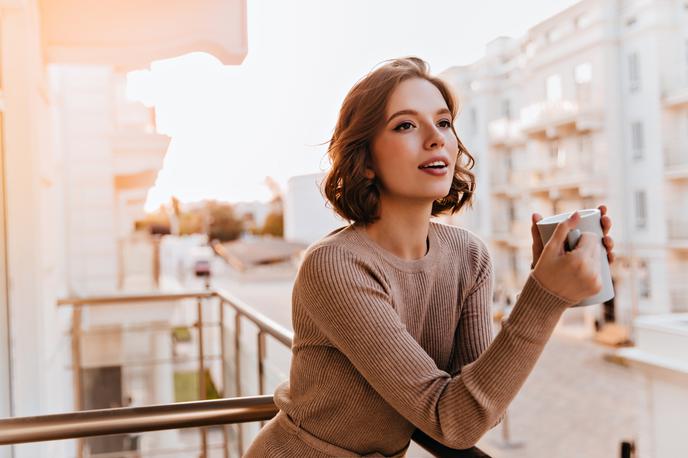 ženska, dekle, balkon, kava | Foto Shutterstock