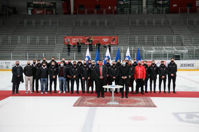 Zasedba, od katere se po sezoni poslavlja kar nekaj obrazov, ne le igralcev, tudi trener Mitja Šivic, ki se seli k Olimpiji, in športni direktor Marcel Rodman. | Foto: Daniel Novakovič/STA