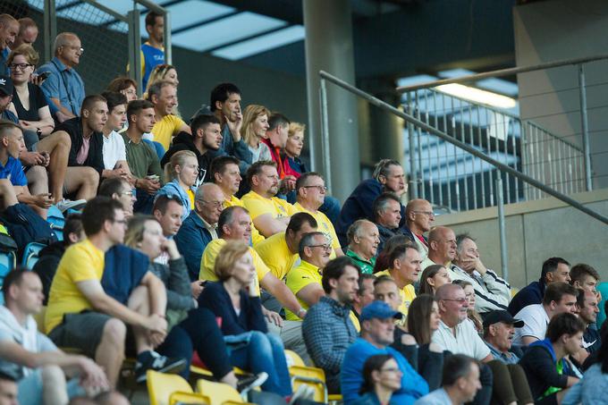 Dvoboj v Celju si je ogledalo več sto navijačev Domžal. | Foto: Žiga Zupan/Sportida