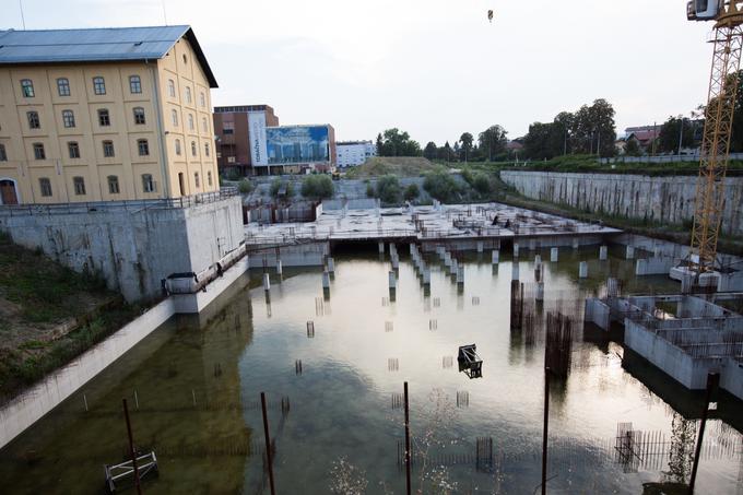 Ustavno sodišče je v začetku letošnjega leta primer prodaje nepremičnin za projekt Tobačna mesto vzelo v obravnavo in začasno, do svoje končne odločitve, zadržalo vse aktivnosti v zvezi s prodajo. Stečajni upravitelj družbe Imos-G Grega Erman, ki vodi prodajo kompleksa, je sicer prejel ponudbo avstrijske družbe EWO - Bauträger, ki je ponudila 25 milijonov evrov, in KPL, ki je bil pripravljen plačati 23,10 milijona evrov. | Foto: Klemen Korenjak