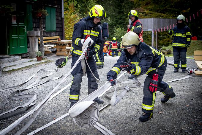 Gasilci se pri gašenju požara v planinskih kočah soočajo s številnimi težavami. Od oteženega dostopa, omejene količine gasilne vode ...  | Foto: Ana Kovač