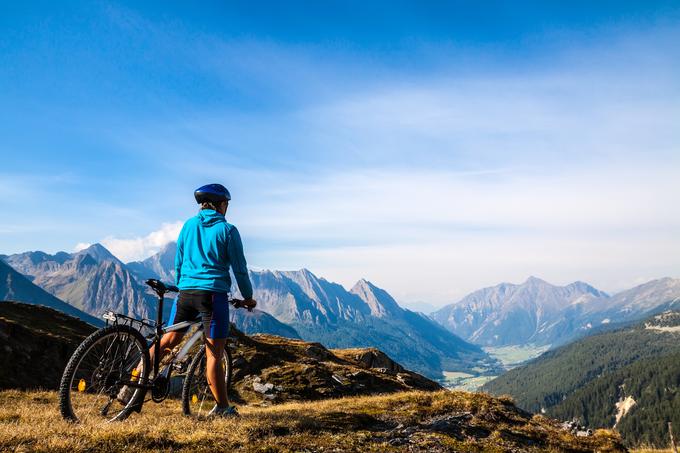 Razgibana slovenska pokrajina ponuja vrsto urejenih kolesarskih poti. | Foto: Getty Images