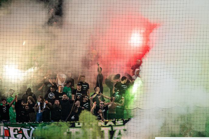 Olimpija Maribor | Navijači Olimpije so na začetku drugega polčasa razvili transparent: "Mitra, po**ijemo se nate!" | Foto Grega Valančič/Sportida