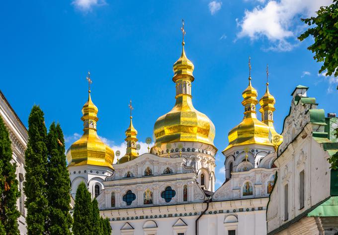 Ukrajinska oblast bi rada samostan Kijevsko-Pečerska lavra, v kateri so trenutno menihi z Moskovskim patriarhatom povezane Ukrajinske pravoslavne cerkve, izročila od Moskve osamosvojeni Pravoslavni cerkvi Ukrajine. Menihi Ukrajinske pravoslavne cerkve se temu po sodni poti upirajo. | Foto: Guliverimage