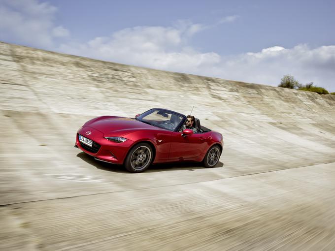 Podpis pod foto gen1:

Po več kot milijon prodanih primerkih mazda MX-5 kot majhen, lahek in cenovno ugoden športni avtomobil ostaja najbolje prodajani dvosedežni roadster vseh časov in že dolga leta zaseda kultni status v tem razredu avtomobilov. | Foto: Mazda