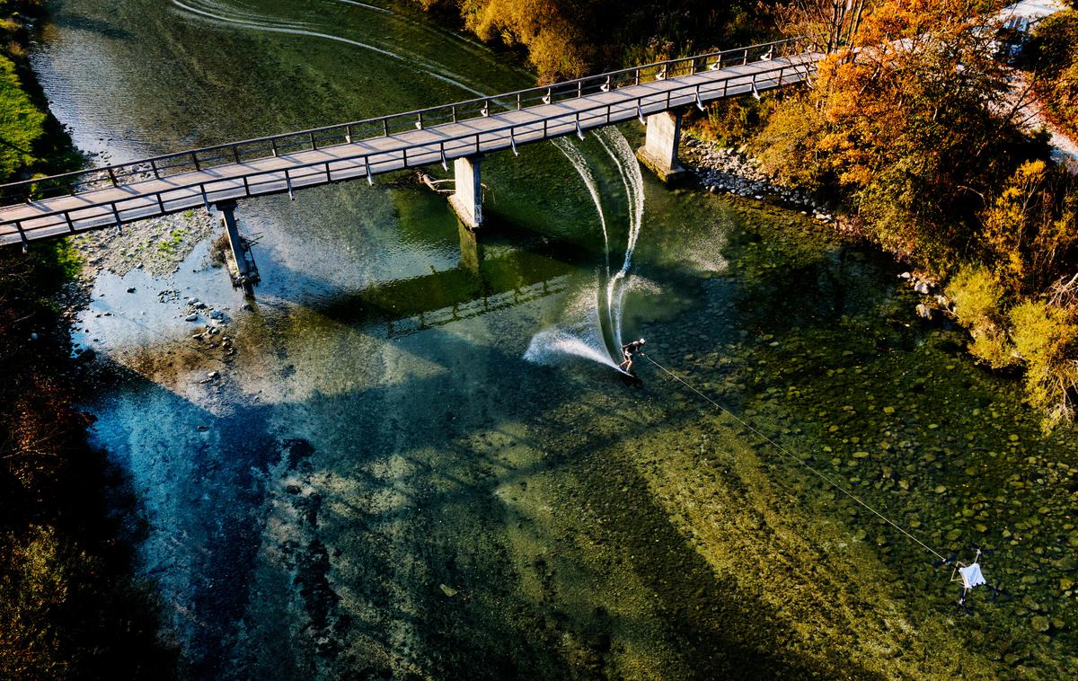 dron | Američan Brian Grubb, eden od začetnikov atraktivne športne panoge, vejksjkejtanja, je po strugi Save Bohinjke drvel s pomočjo drona. Česa takega ni poskušal, kaj šele izvedel, še nihče. | Foto Red Bull Content Pool