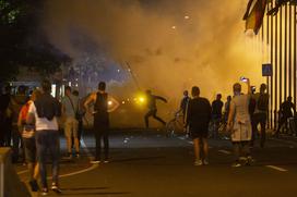 Nasilni protesti proti ukrepom vlade.