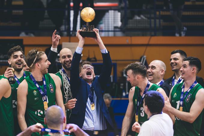 S Krko je dvignil pokal za najboljšega v ligi ABA 2. S tem dosežkom se je Krka po hitrem postopku vrnila med elito v jadranskem tekmovanju. | Foto: Grega Valančič/Sportida