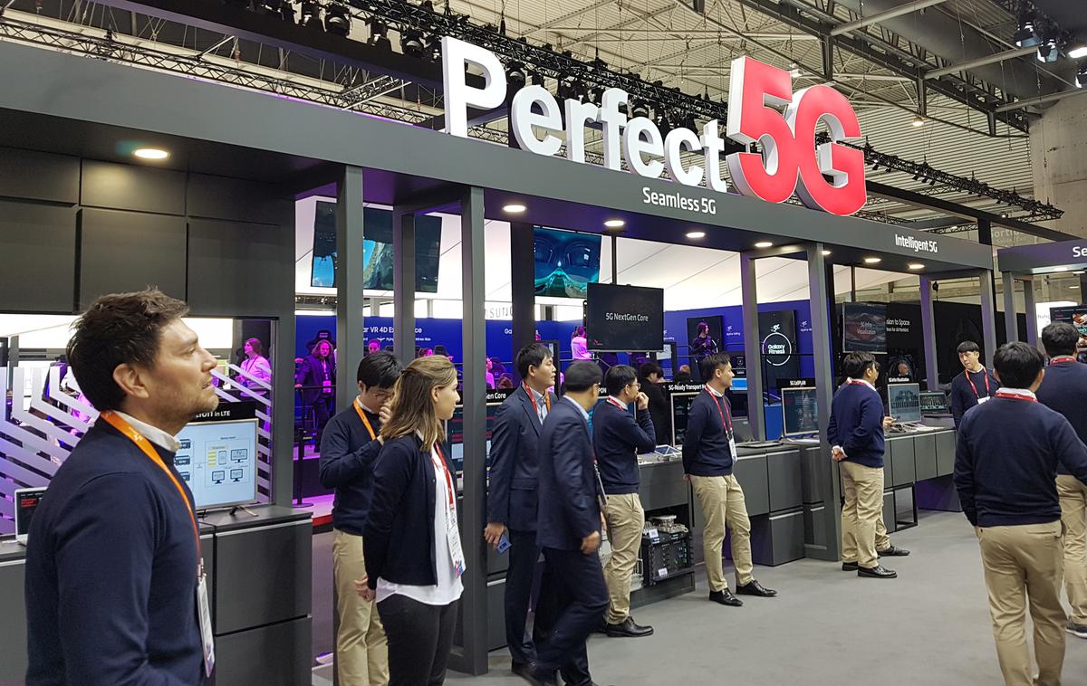 5G. MWC18 | Naslednje leto bodo pričakovanja pete generacije upočasnila prodajo pametnih telefonov, a bo povpraševanje po napravah 5G začelo rasti šele leta 2020, ko bodo (v večji meri) začela delovati komercialna mobilna omrežja pete generacije. | Foto Srdjan Cvjetović