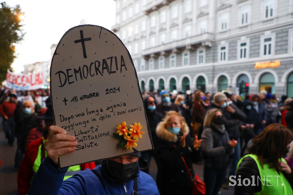 protest Trst proti covidnemu potrdilu 06112021