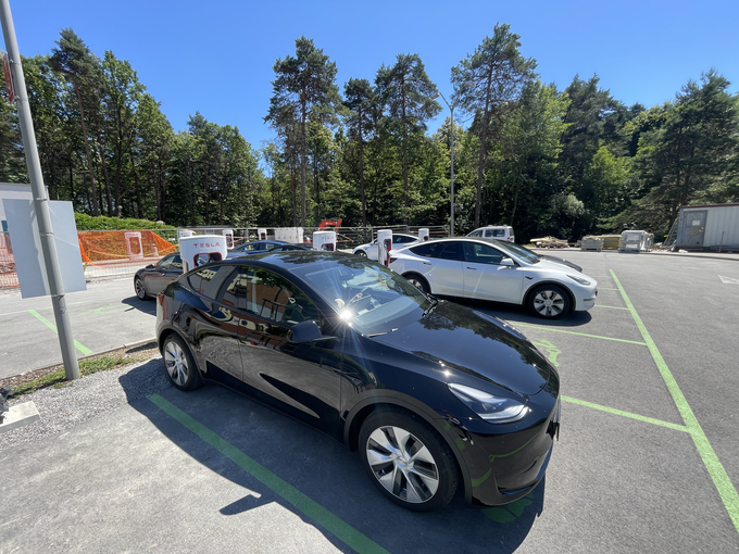 Tesla naj bi v Sloveniji v enem letu vsaj podvojila svoja polnilna mesta. | Foto: Gregor Pavšič