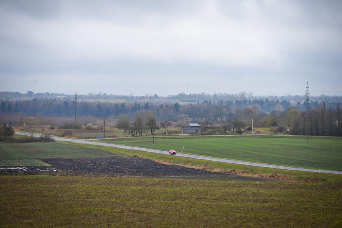 Kilometri in kilometri ravnin z le malo zavoji – prometna realnost severovzhodne Poljske ne pozna veliko avtocest. | Foto: Ciril Komotar