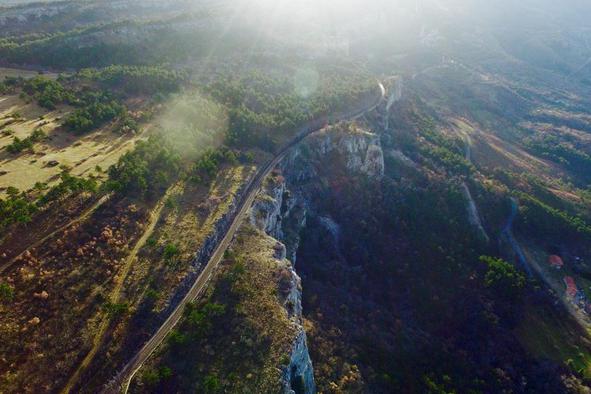 Pogled iz zraka: kraško-istrska pokrajina, ki čaka na 1,3 milijarde evrov in drugi železniški tir