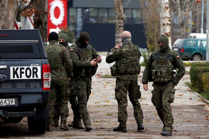 Kfor | Srbski predsednik Aleksandar Vučić je v nedeljo zvečer na mejo s Kosovom poslal poveljnika generalštaba srbske vojske Milana Mojsilovića. | Foto Reuters