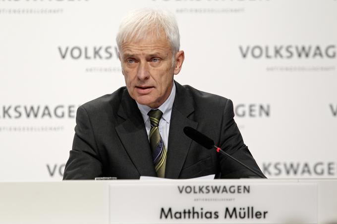 Prvi mož Volkswagna Matthias Müller je lani decembra na prvi tiskovni konferenci po izbruhu afere Dieselgate pri reševanju krize kot ključne točke izpostavil celovitost rešitve za vse prizadete kupce, razjasnitev odgovornosti in vzrokov za nastale težave, temeljne spremembe v vodenju, strukturi in organizaciji koncerna ter razvojni načrt do leta 2025. "Na splošno položaj ni dramatičen. Je pa napet, kot je bilo pričakovano. Čeprav je položaj resen, pa to ne bo zlomilo podjetja. Dva meseca in pol po krizi ne vidimo razloga, da ne bi uresničili svojih poslovnih ciljev, borimo se za vsakega kupca in za vsak avtomobil," je dejal prvi mož Volkswagna. | Foto: 