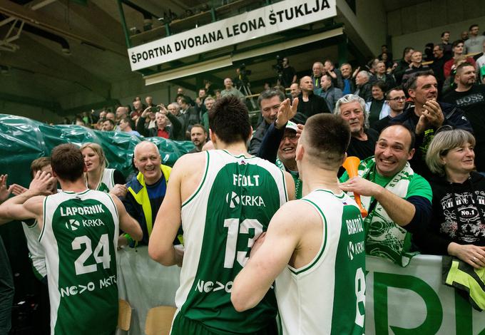 Veselje košarkarjev Krke in navijačev. | Foto: Vid Ponikvar