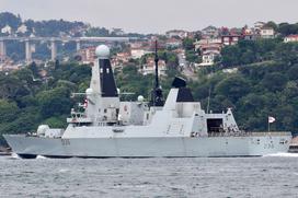 Britanski rušilec HMS Defender