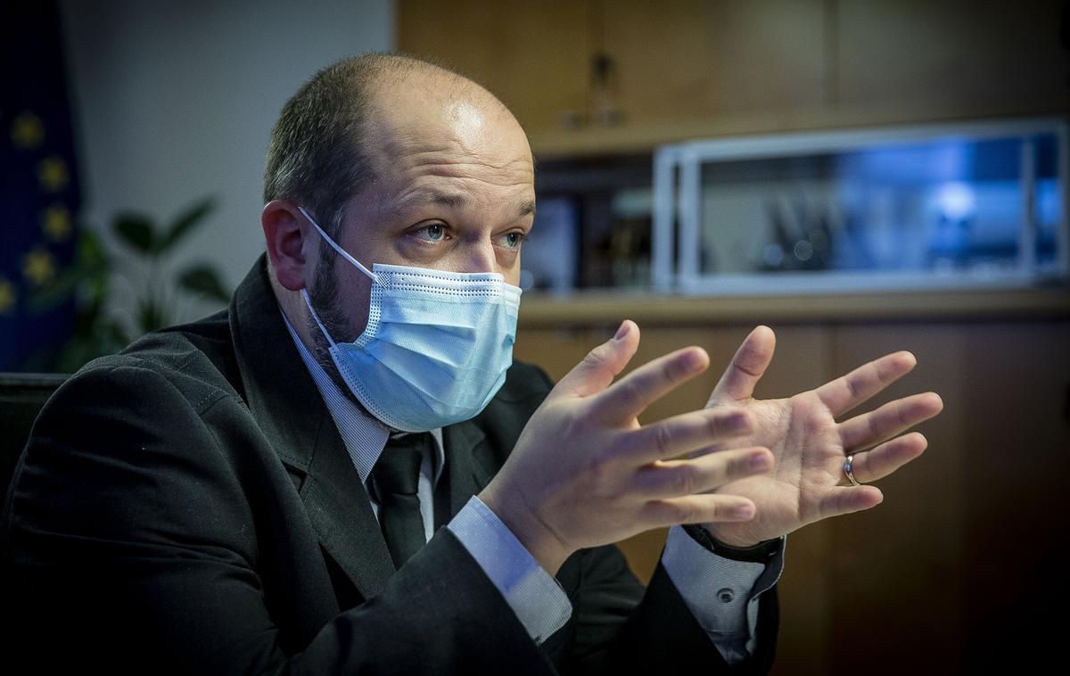 Janez Poklukar | Poklukar je v ponedeljek napovedal, da bi nošenje mask ob odpravi še vedno priporočali tudi vsem starejšim in imunsko oslabelim. Priporočilo nošenja mask v zaprtih prostorih bi po besedah Logarjeve še vedno ostalo, prav tako bi nošenje mask priporočili v primerih, ko ni mogoče zagotavljati razdalje 1,5 metra. | Foto Ana Kovač