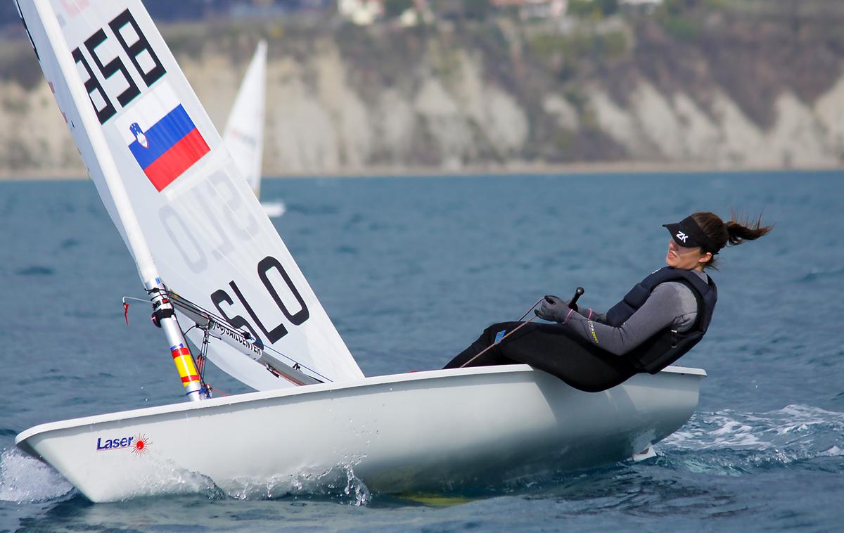 Lin Pletikos | Po uvodnih dveh preizkušnjah je Portorožanka Lin Pletikos v konkurenci 123 krmark tretja v evropski razvrstitvi in šesta v skupni..​ | Foto Jana Pines