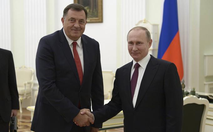 Putin in vodja bosanskih Srbov Milorad Dodik sta verjetno usklajevala svoje načrte. Ko je ruski predsednik kopičil ruske sile na meji z Ukrajino in na Krimu, je Dodik vse glasneje govoril o osamosvojitvi Republike Srbske od BiH. Neuspeh ruske bliskovite vojne v Ukrajini pa je pokvaril Dodikove načrte. | Foto: Guliverimage/Vladimir Fedorenko