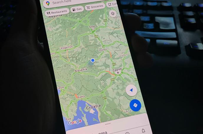 Google Maps, Google Zemljevid | Lokacija je za Google sicer ena od najpomembnejših, če ne kar najpomembnejša kategorija osebnih podatkov, ki jih z njim delijo uporabniki. Gre namreč za ključni parameter Googlove oglaševalske platforme, Googlovega primarnega in daleč največjega vira prihodkov, saj omogoča pri naročnikih oglasov zelo priljubljeno natančno ciljano oglaševanje.  | Foto Siol.net