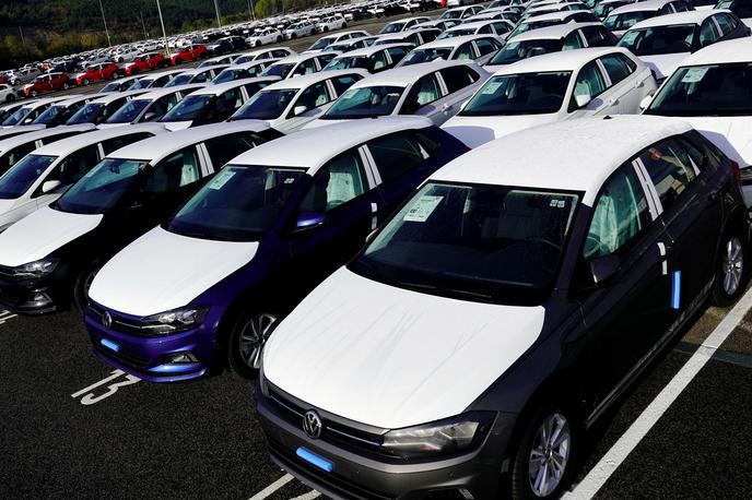 Volkswagen parkirišče | Operativni dobiček koncerna bo v prvem četrtletju znašal 0,9 milijarde evrov, lani so v tem času zaslužili 4,84 milijarde evrov.  | Foto Reuters