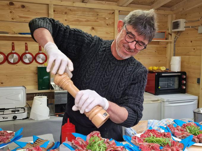 Za ponudbo Mastercardove praznične vasice skrbijo štiri znane slovenske restavracije, ki so ponudbo in način strežbe prilagodile pouličnemu okolju. | Foto: Srdjan Cvjetović