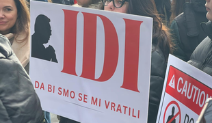 Protest pred srbskim veleposlaništvom: spomnili so se žrtev zrušenja nadstreška v Novem Sadu