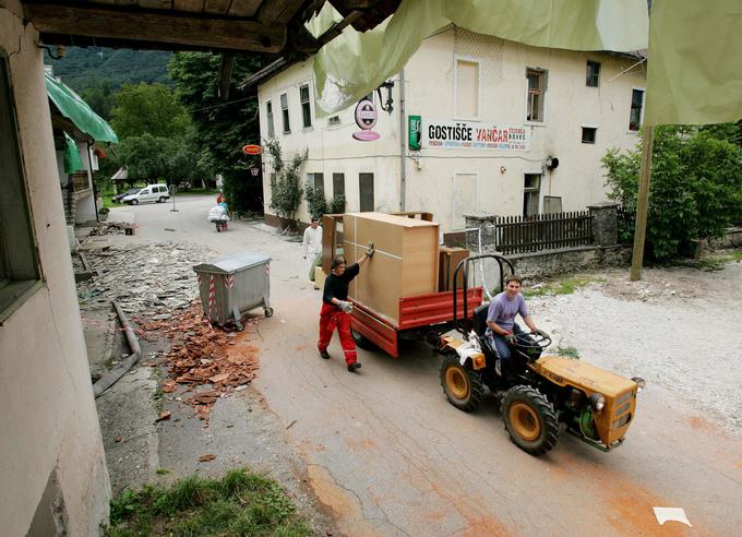 Potresov žal ni mogoče napovedati, zato sta edina zaščita varna gradnja in znanje o ravnanju med potresom ter ukrepih po njem.  | Foto: STA ,