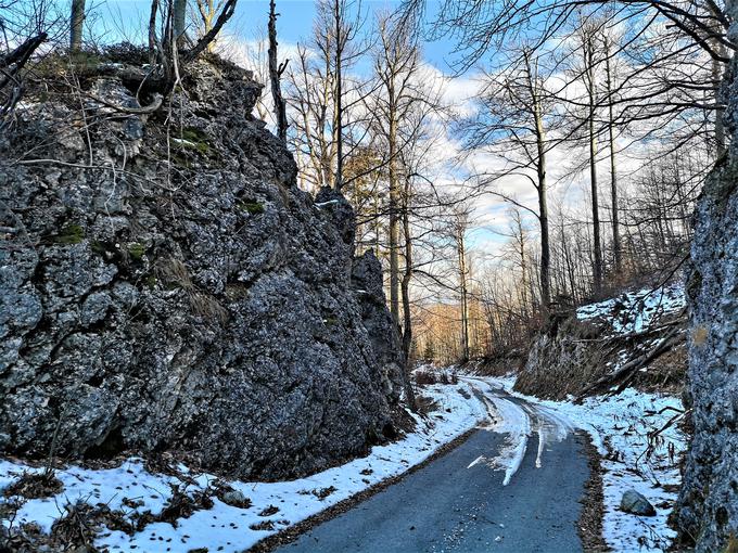 Narava je ostra in kruta. Pozimi je ta cesta poledenela in praktično neprevozna. | Foto: Gregor Pavšič