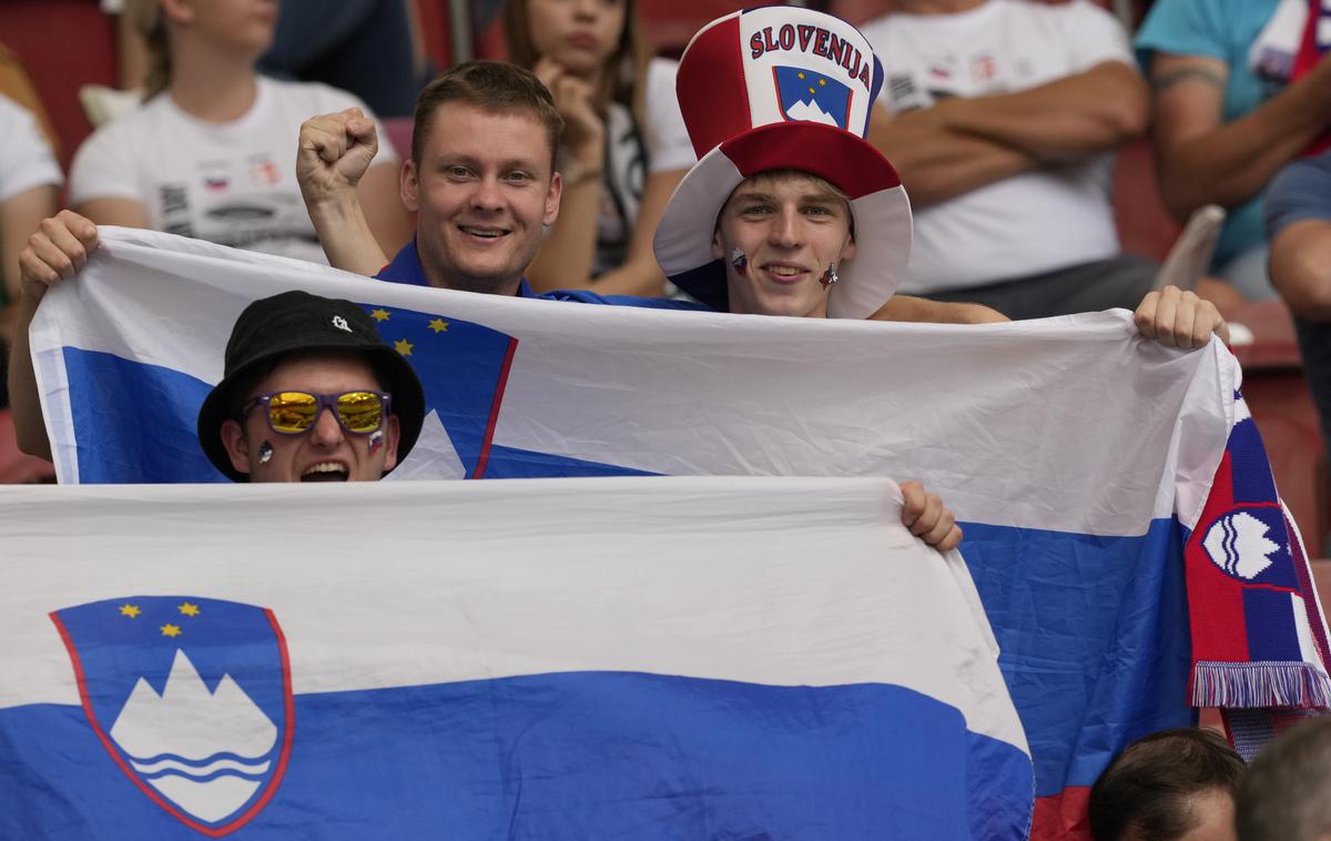 Slovenija navijači | Slovenija se danes v Frankfurtu poteguje za preboj med osem najboljših nogometnih reprezentanc v Evropi. | Foto Guliverimage