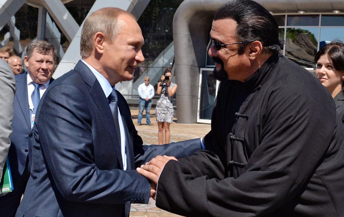 Steven Seagal | Steven Seagal in Vladimir Putin. Ameriški igralec dolga leta trdi, da sta z ruskim predsednikom velika prijatelja. Res sta se pogosto skupaj pojavljala na dogodkih, povezanih z borilnimi veščinami, Putin je tudi osebno podpisal Seagalov ruski potni list, ko je ta dobil rusko državljanstvo, a uradna Moskva je v zadnjih letih poskusila vendarle nekoliko zmanjšati težo njunega razmerja, češ da ne gre za intimno prijateljstvo, temveč si je Putin zgolj "ogledal nekaj igralčevih filmov". | Foto Guliver Image