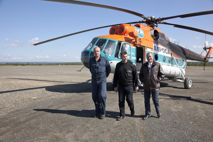 Preleti kraterja rudnika Mir so prepovedani, saj naj bi nad veliko luknjo nastajali tako močni zračni tokovi, da je nekaj helikopterjev, ki so leteli nad rudnikom, nevarno povleklo navzdol, a po uradnih podatkih strmoglavil ni (še) nobeden.  | Foto: Alrosa