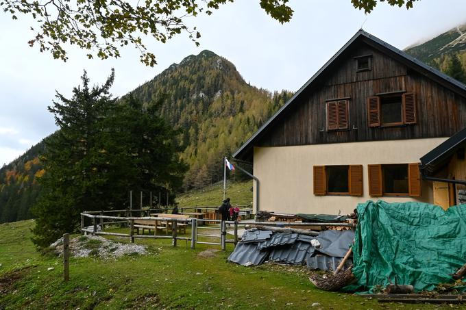 Koča pri izviru Završnice je tik pod Srednjim vrhom. | Foto: Matej Podgoršek