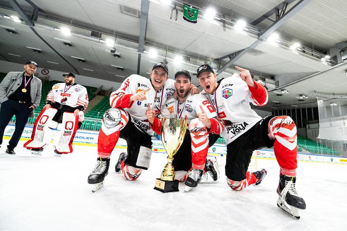 Jeseniški napad Jaka Sodja, Žan Jezovšek, Blaž Tomaževič skupaj še v reprezentanco. V tej bo tudi vratar Žan Us (v ozadju). | Foto: Matic Klanšek Velej/Sportida