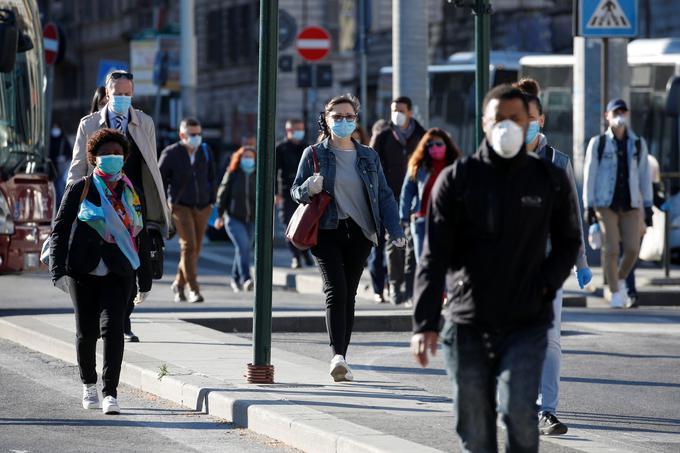 Prebivalci države na Apeninskem polotoku lahko tako danes odidejo na sprehod ali si v bližnjem lokalu privoščijo sladoled. Na kavo in klepet v baru bodo morali počakati še en mesec. | Foto: Reuters