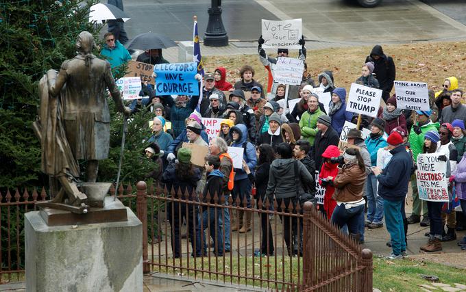 Protestniki poskušajo elektorje prepričati, da izkoristijo priložnost in ZDA "rešijo Trumpa". | Foto: Reuters