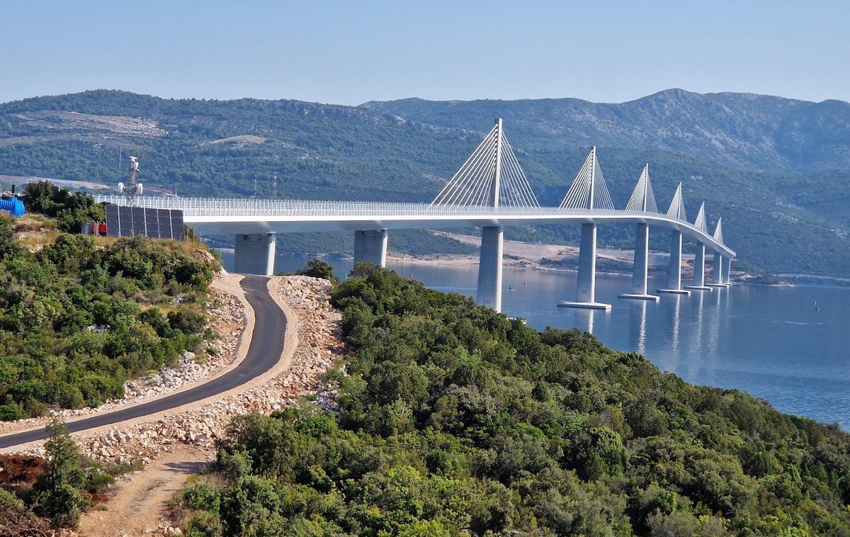 peljašac | Zanimanje za kovance s podobo Pelješkega mostu je bilo veliko. | Foto Peter Jančič