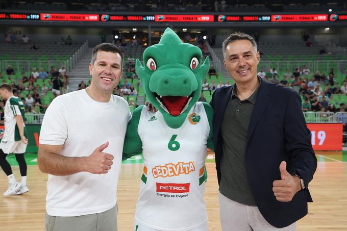 Sani Bečirović, nekdanji športni direktor Cedevite Olimpije, zdaj dela za Panathinaikos. Pred tekmo sta se športno pozdravila z direktorjem ljubljanskega kluba Davorjem Užbincem. | Foto: www.alesfevzer.com