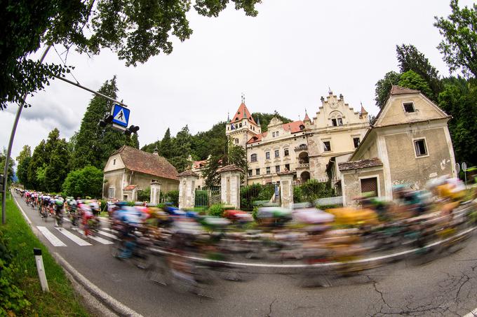 Kolesarska karavana se je zapeljala tudi mimo dvorca Viltuš v občini Selnica ob Dravi. | Foto: Matic Klanšek Velej/Sportida