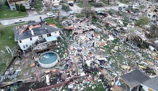 V divjanju tornadov umrlo pet ljudi #video