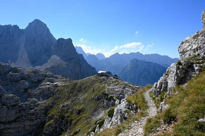 Pogled nazaj: Pogačnikov dom in levo Pihavec | Foto: Matej Podgoršek