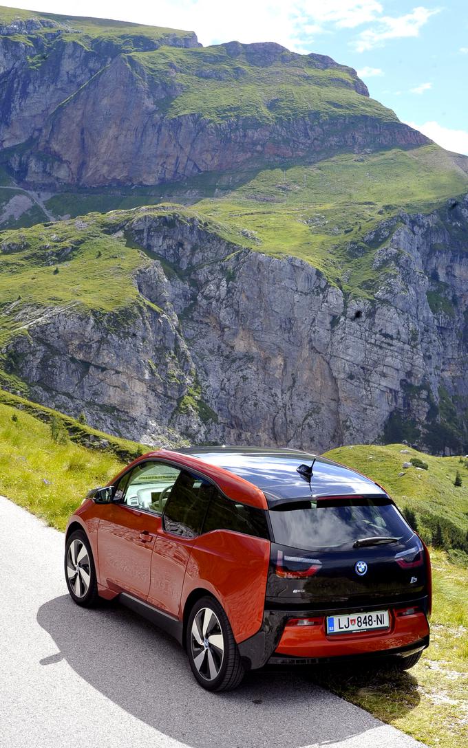 Ko smo se pripeljali na izhodiščno točko na križišču pri predelskem viaduktu, smo napolnjenost baterije povečali za 15 odstotkov. To pomeni, da smo navzdol z zaviranjem pridelali dobre tri kilovatne ure energije in zgolj z izkoristkom naravne energije nadomestili več kot polovico tiste elektrike, ki smo jo porabili med vzponom.  | Foto: Gregor Pavšič