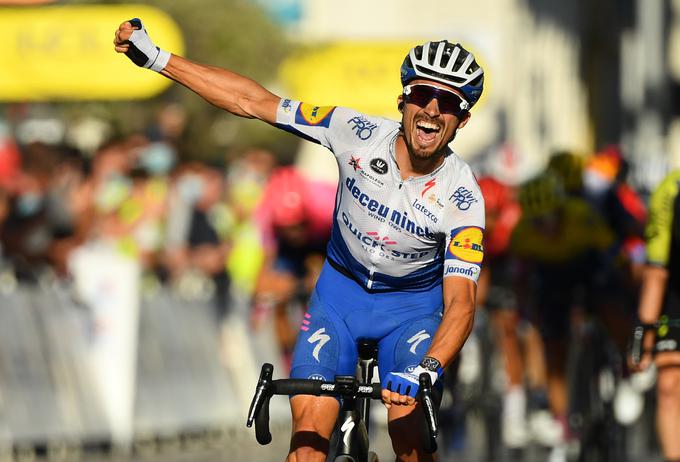 Julian Alaphilippe je v drugi etapi prehitel prav vse in se oblekel v rumeno majico vodilnega. | Foto: Reuters