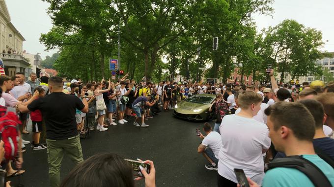 Velika množica radovednežev v središču Ljubljane. | Foto: Gregor Pavšič