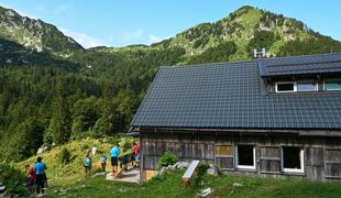 "Ni se za hecati." Pobelilo koče in gore nad 1500 metri.