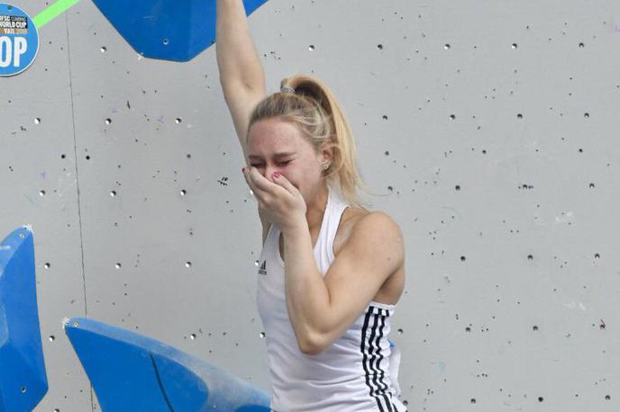 Janja Garnbret | Janja Garnbret čustvom redko pusti prosto pot. Ko se to zgodi, je dokaz, da ji dosežek res ogromno pomeni. Navsezadnje se je to zgodilo v Vailu, po zmagi na zadnji balvanski tekmi v sezoni, šesti v nizu. | Foto Twitter