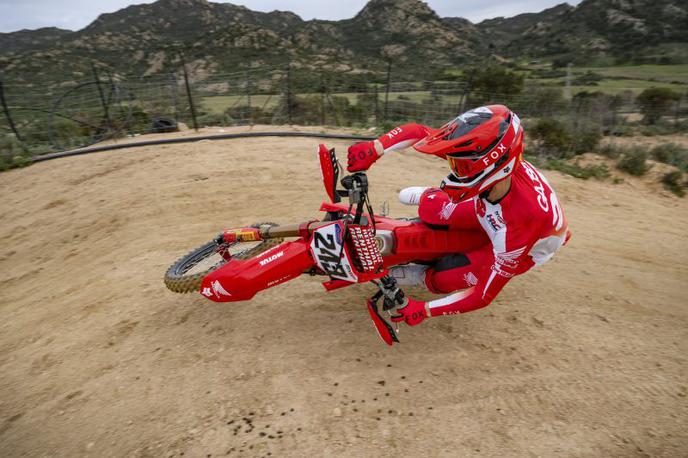 Tim Gajser Honda 2025 | Tim Gajser s svojo novo 450-kubično Hondo na zimskih testiranjih na Sardiniji. | Foto Honda Racing/ShotbyBavo