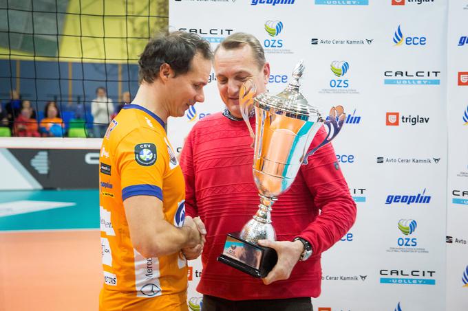 Tako je v začetku letošnjega leta prejel pokal iz rok predsednika OZS Metoda Ropreta za zmago v pokalnem tekmovanju. | Foto: Žiga Zupan/Sportida